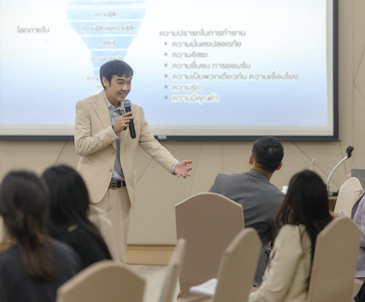 หมอวอปกำลังบรรยายจิตวิทยาในห้อง Workshop