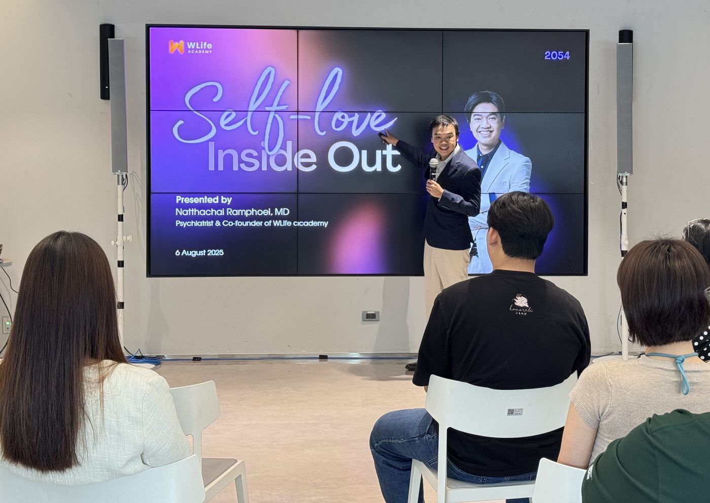 หมอวอปกำลังบรรยาย Workshop Self-love Inside Out จัดโดย wLife Academy